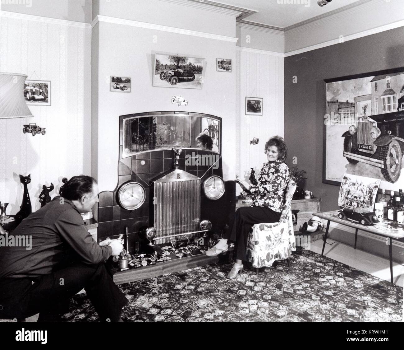Ehepaar in der Wohnung mit dem Auto Dekoration, England, Großbritannien Stockfoto