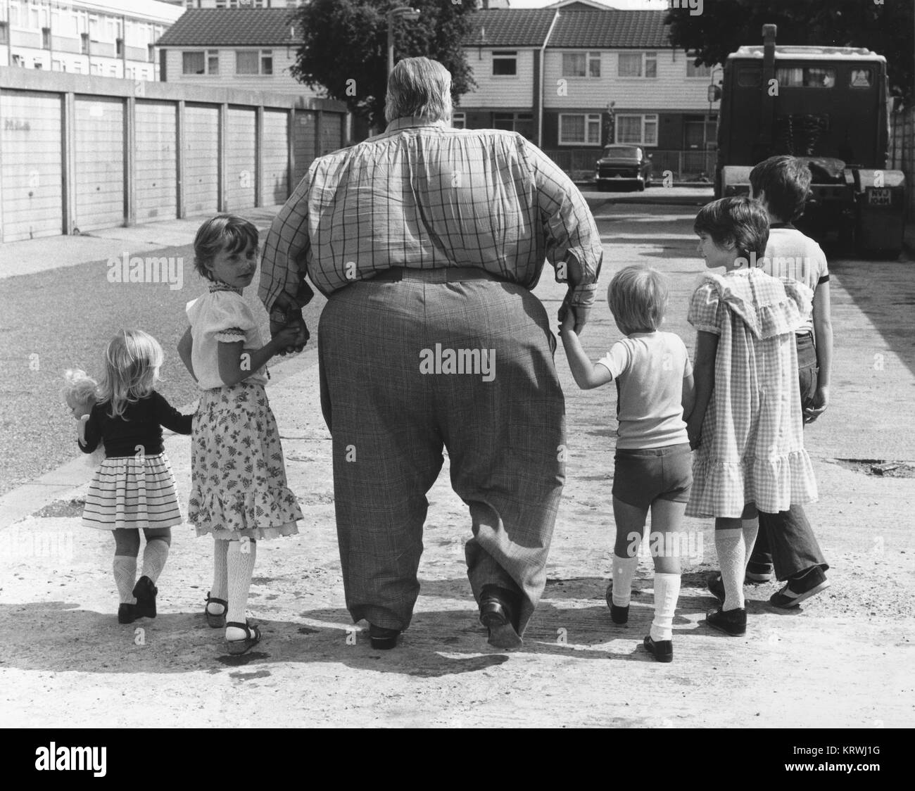 Großer Mann mit Kindern, England, Großbritannien Stockfoto