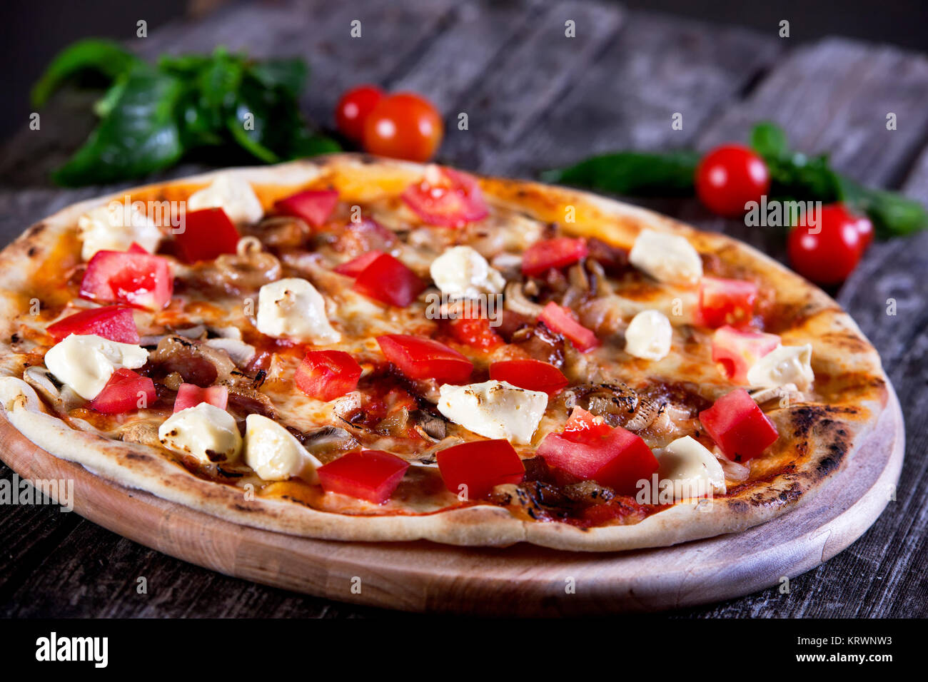 Pizza mit Mozzarella, Tomaten, Champignons und Tomaten paste ...