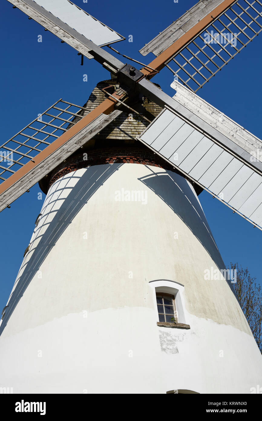 Die Windmühle Heimsen (Petershagen, Deutschland) ist eine holländische Windmühle und ist Bestandteil der Westfalen Mill Street (Westfaelische Muehlenstrasse). Stockfoto