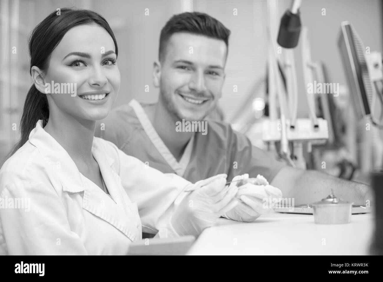 Zahnersatz, Mundhygiene. Prothetik Hände während der Arbeit am Gebiß, falsche Zähne, eine Studie und eine Tabelle mit den zahnmedizinischen Werkzeugen. Stockfoto