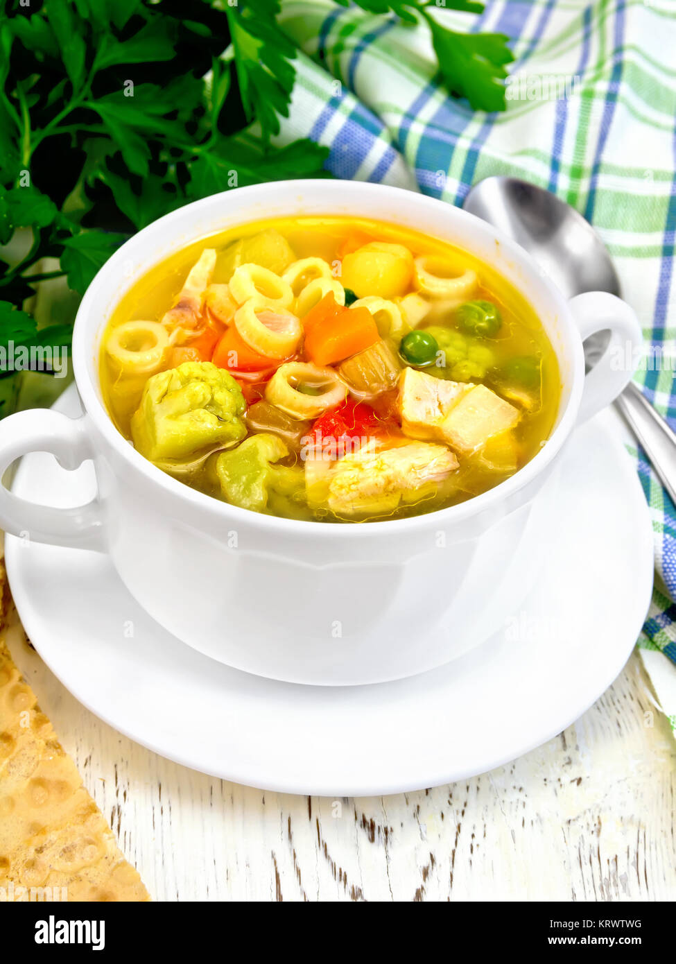 Suppe Minestrone in Schale auf der Light Board Stockfoto