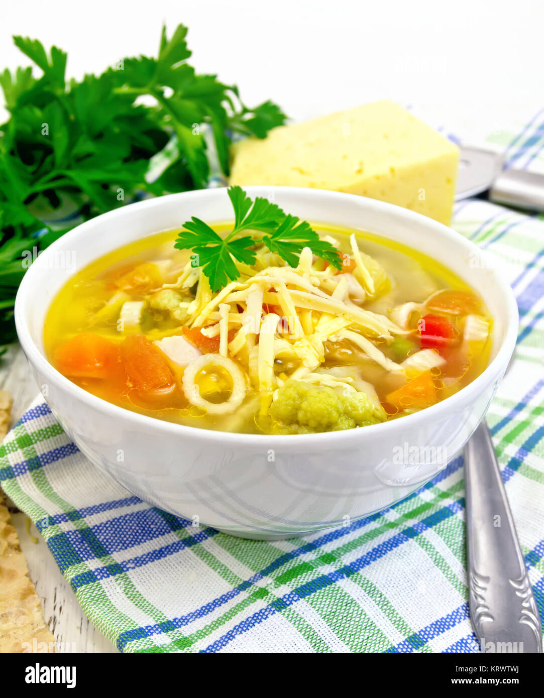 Suppe Minestrone in Schale auf der Serviette Stockfoto