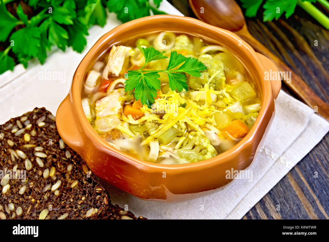 Suppe Minestrone in Ton Schüssel an Bord Stockfoto