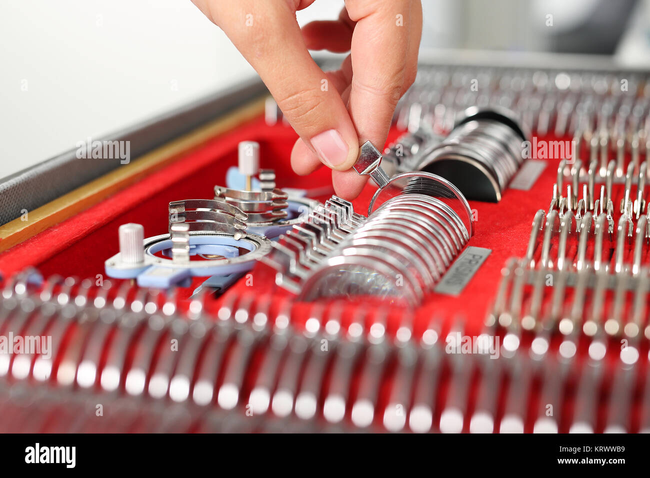 Augenarzt, Kassettengläser zur Auswahl der Brille Stockfoto