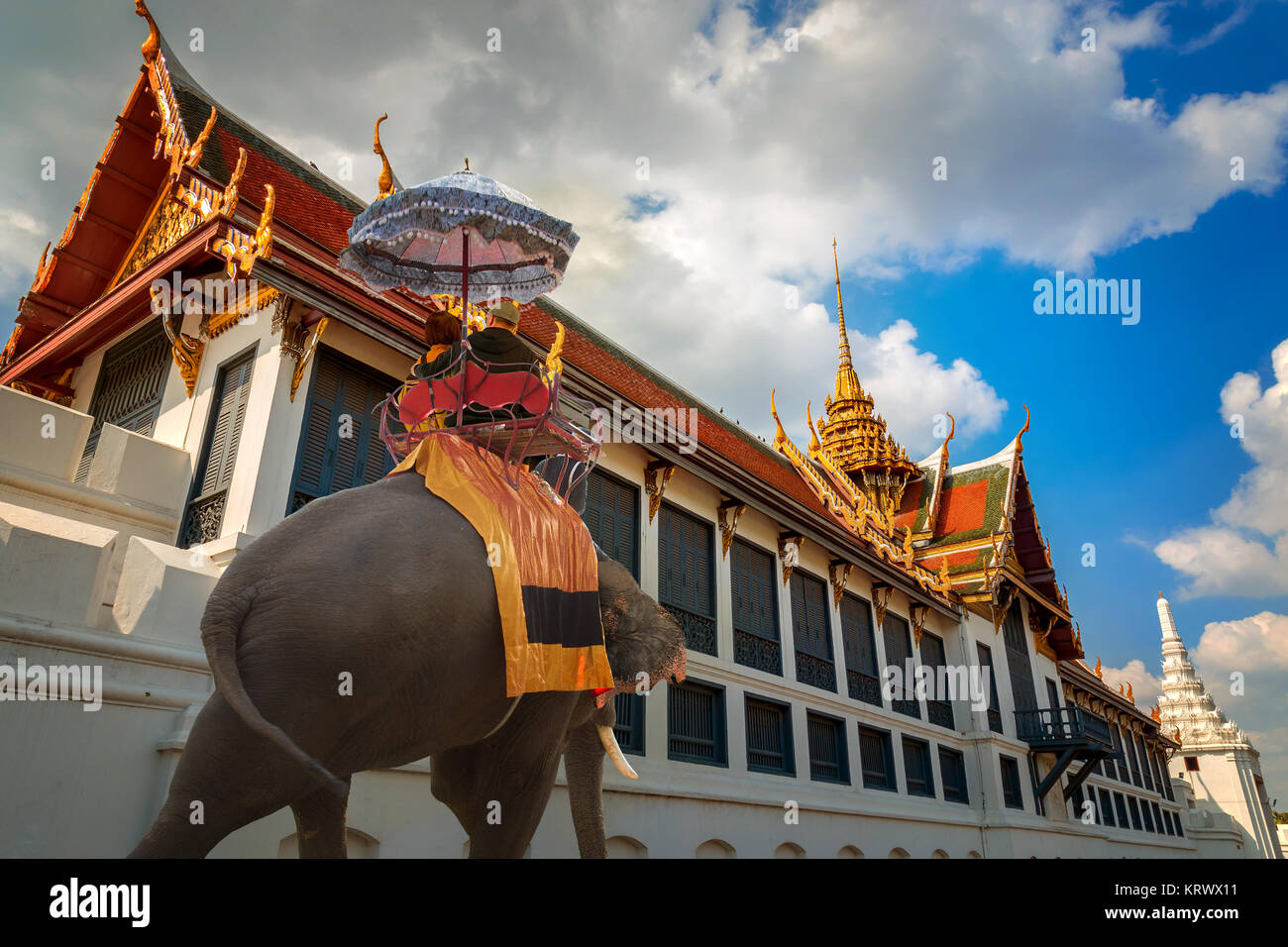 Bangkok, Thailand - 24. Dezember 2014: Das Grand Palace aus zahlreichen Gebäuden, Hallen, Pavillons, die auf offenen Wiesen, Gärten und Innenhöfe zeigen Stockfoto