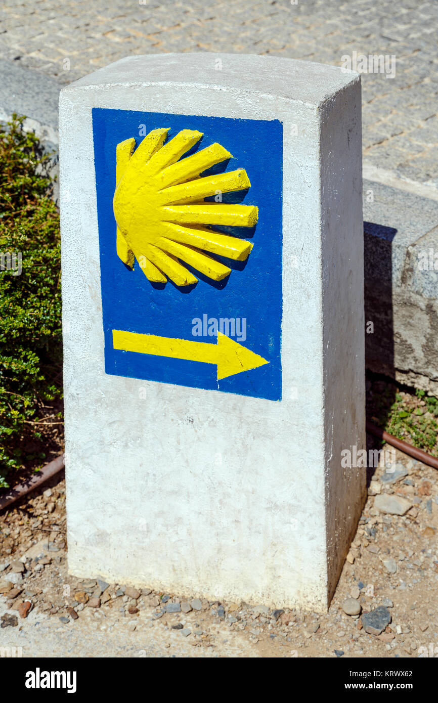 Signal Fahrtrichtungsanzeiger Pilger Jakobsmuschel santiago Straße Ponferrada Spanien Stockfoto