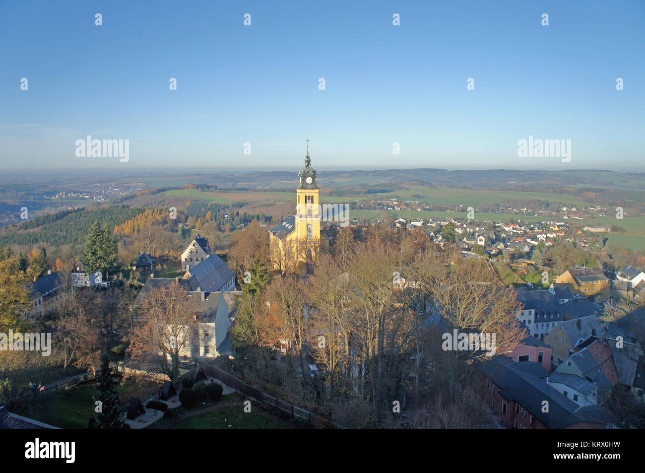 Blick auf das Erzgebirge in Sachsen, Deutschland; Wiesen, Felder, Wälder, Dörfer und blauer Himmel; im Vordergrund die Stadt Augustusburg mit der Stadtkirche und Häusern; Landschaft im Spätherbst, Vogelperspektive Blick auf das Erzgebirge in Sachsen, Deutschland; Wiesen, Felder, Wälder, Dörfer und blauer Himmel; im Vordergrund die Stadt Augustusburg mit der Stadt Kirche und Häuser; Landschaft im Spätherbst, Vogelperspektive Stockfoto