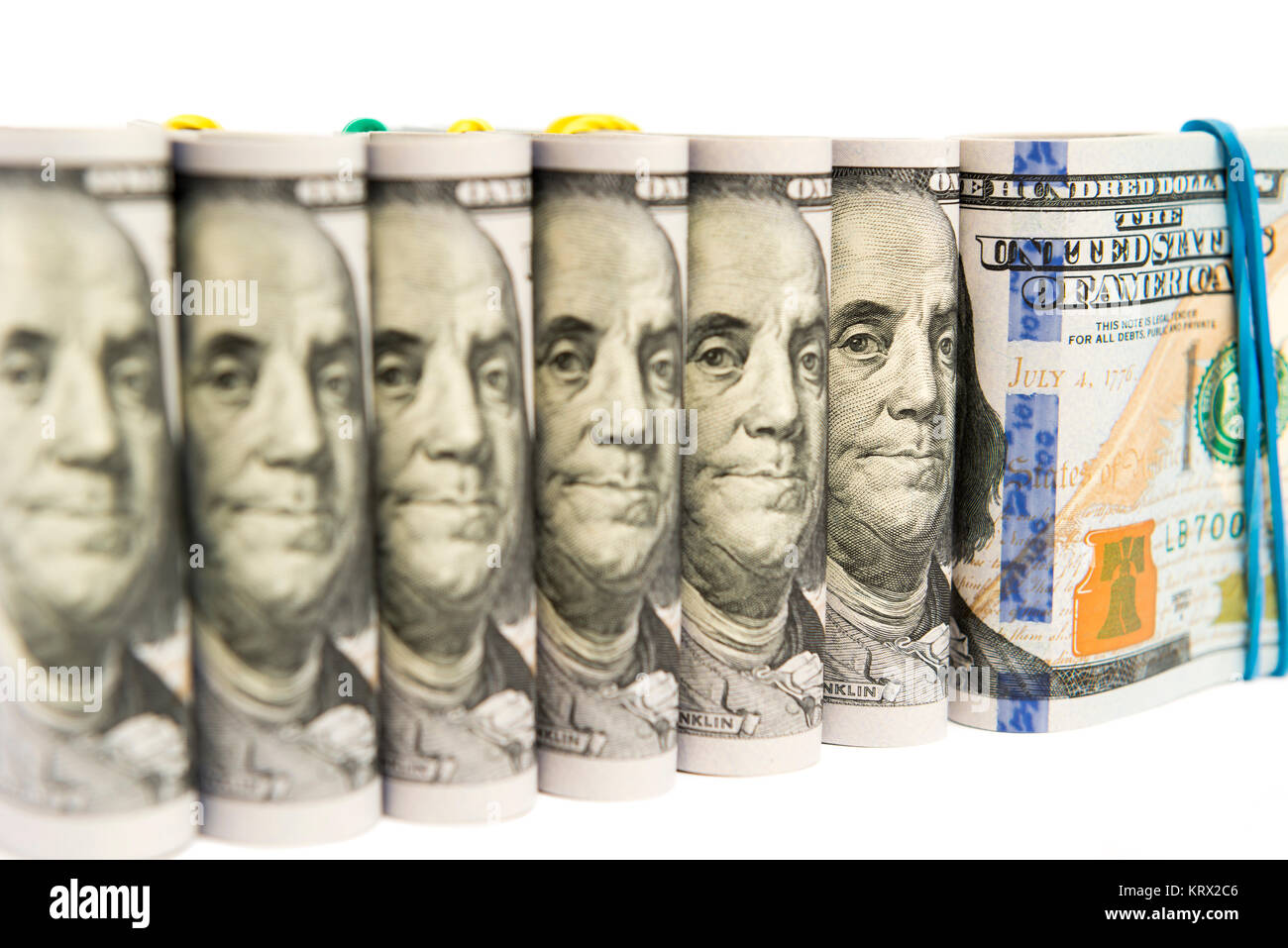 Packungen mit Hundert-euro-Scheine gruppiert, isoliert Stockfoto