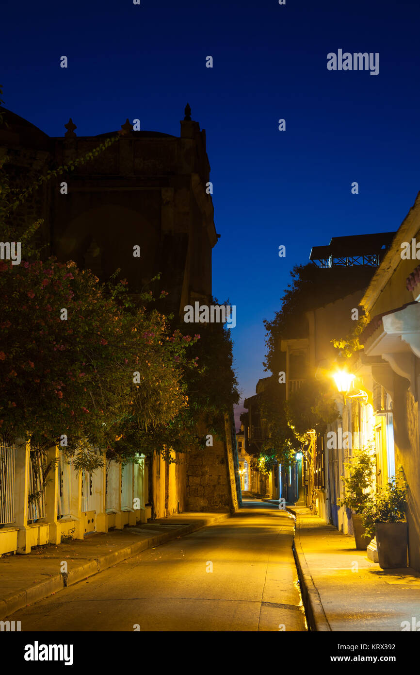 Estribos Straße in Cartagena de Indias bei Nacht Stockfoto