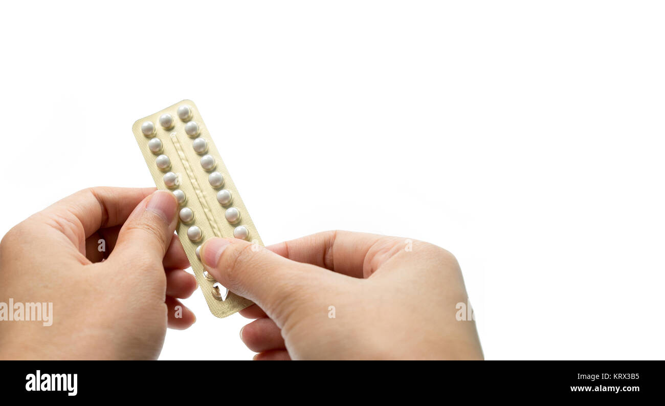 Frau Hand, denn die Antibabypille. Asiatische Frau holding Pack von Anti-Baby-Pillen auf weißem Hintergrund mit Freistellungspfad isoliert. Auswahl Stockfoto