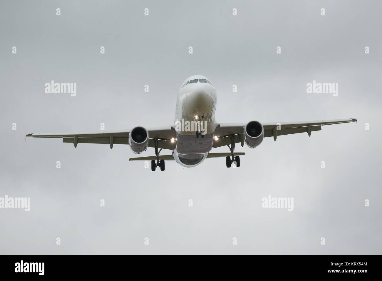 Kommerziellen Flugzeug Landung Stockfoto