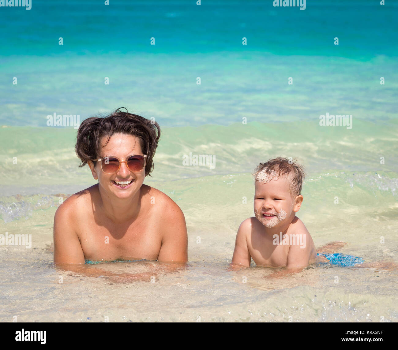 Mutter und Sohn entspannen im Meer Stockfoto