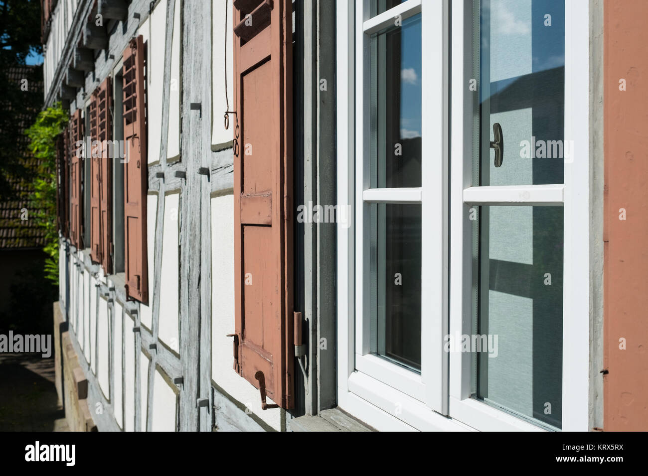 Detail Fenster und Fensterladen ein Einems Fachwerkhaus in Deutschland Stockfoto