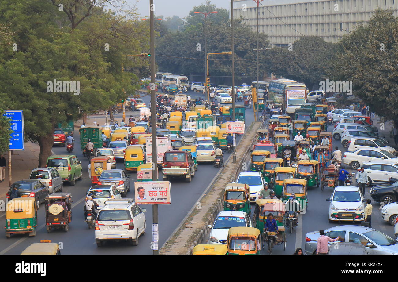 Die Menschen pendeln in New Delhi Indien Stockfoto