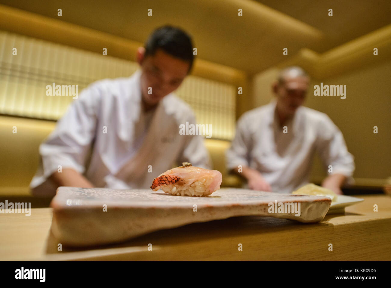 Sawara (Spanische Makrele) Sushi in einem omakase Sushi Restaurant. Stockfoto