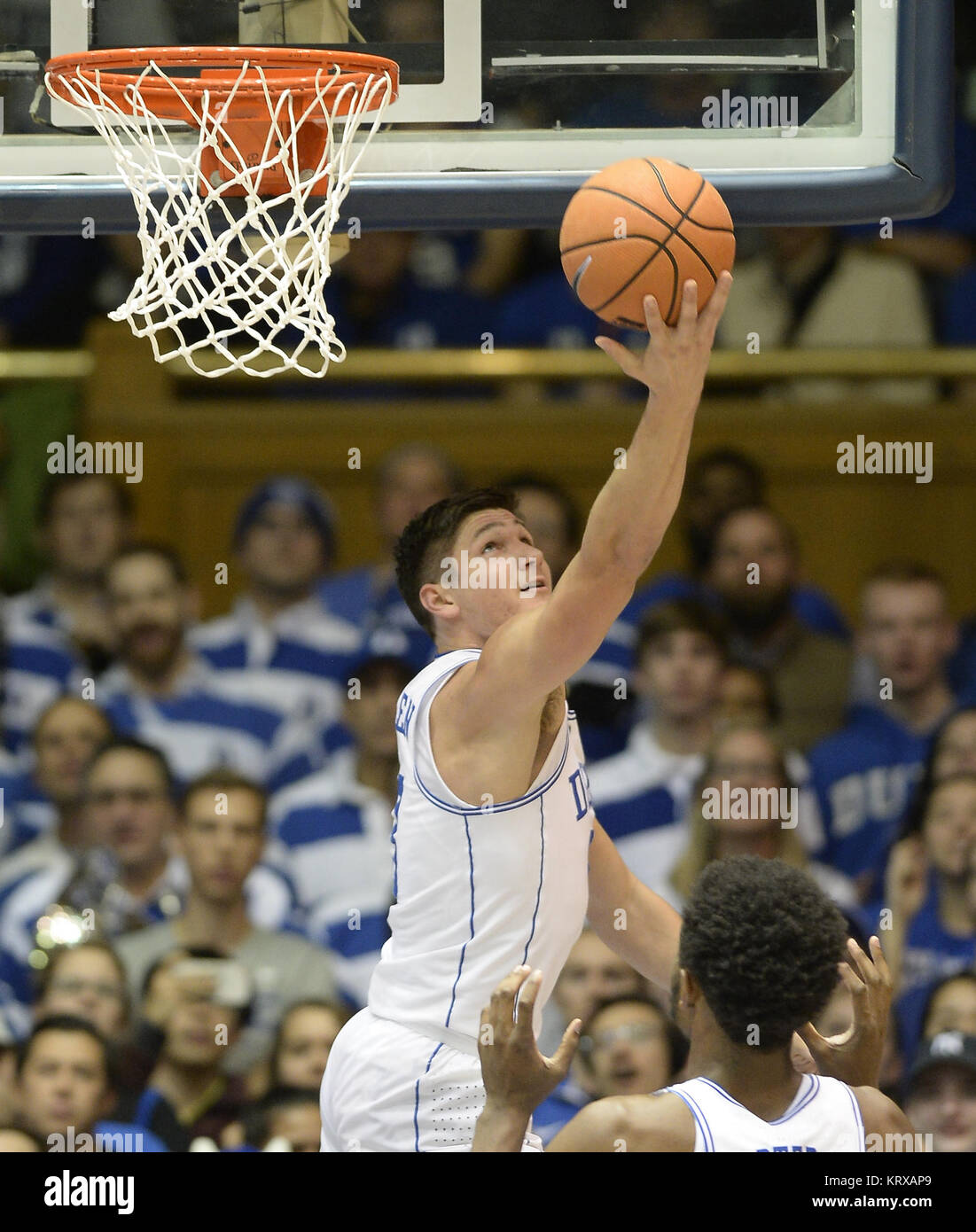 Durham, North Carolina, USA. 20 Dez, 2017. GRAYSON ALLEN (3) Herzog Kerben zwei Punkte für die blauen Teufel. Die Duke Blue Devils bewirtete die Evansville purpurroten Asse an der Cameron Indoor Stadium in Durham, N.C. Credit: Fabian Radulescu/ZUMA Draht/Alamy leben Nachrichten Stockfoto