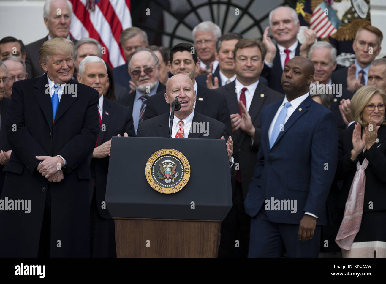 Washington, District of Columbia, USA. 20 Dez, 2017. Vorsitzende des US-Repräsentantenhaus Mittel und Wege Ausschuss Kevin Brady, Republikaner aus Texas, spricht auf dem Südrasen des Weißen Hauses durch die Vereinigten Staaten Präsident Donald J. Trumpf, United States Vice President Mike Pence, und republikanische Kongreßabgeordnete umgeben ist nach den Vereinigten Staaten der Kongress die Republikaner Steuerreform gefördert, die "Steuersenkungen und Jobs Act" in Washington, DC am Dezember 20th, 2017. Credit: Alex Edelman/CNP Credit: Alex Edelman/CNP/ZUMA Draht/Alamy leben Nachrichten Stockfoto