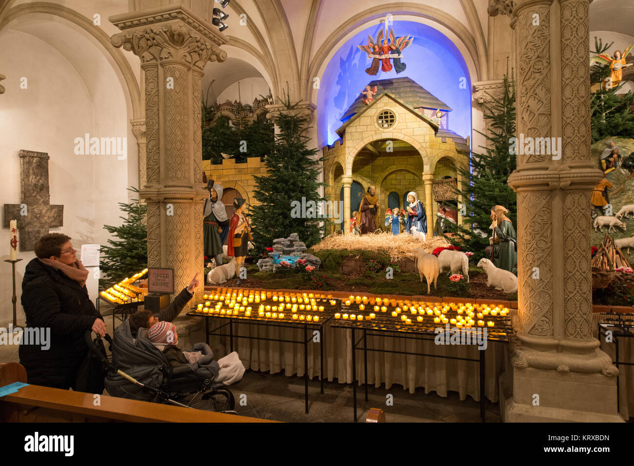 Osnabrück, Deutschland. 20 Dez, 2017. Kerzen glühen vor der Krippe in der St. Peter's Cathedral in Osnabrück, Deutschland, 20. Dezember 2017. Die Krippe mit 46 Figuren ist einer der größten und umfangreichsten Weihnachtskrippen des Osnabrueck Grafschaft. Es wurde zwischen 1919 und 1929 in der WORSHOP der ehemaligen Kathedrale Bildhauer Jakob Holtmann. Credit: Friso Gentsch/dpa/Alamy leben Nachrichten Stockfoto