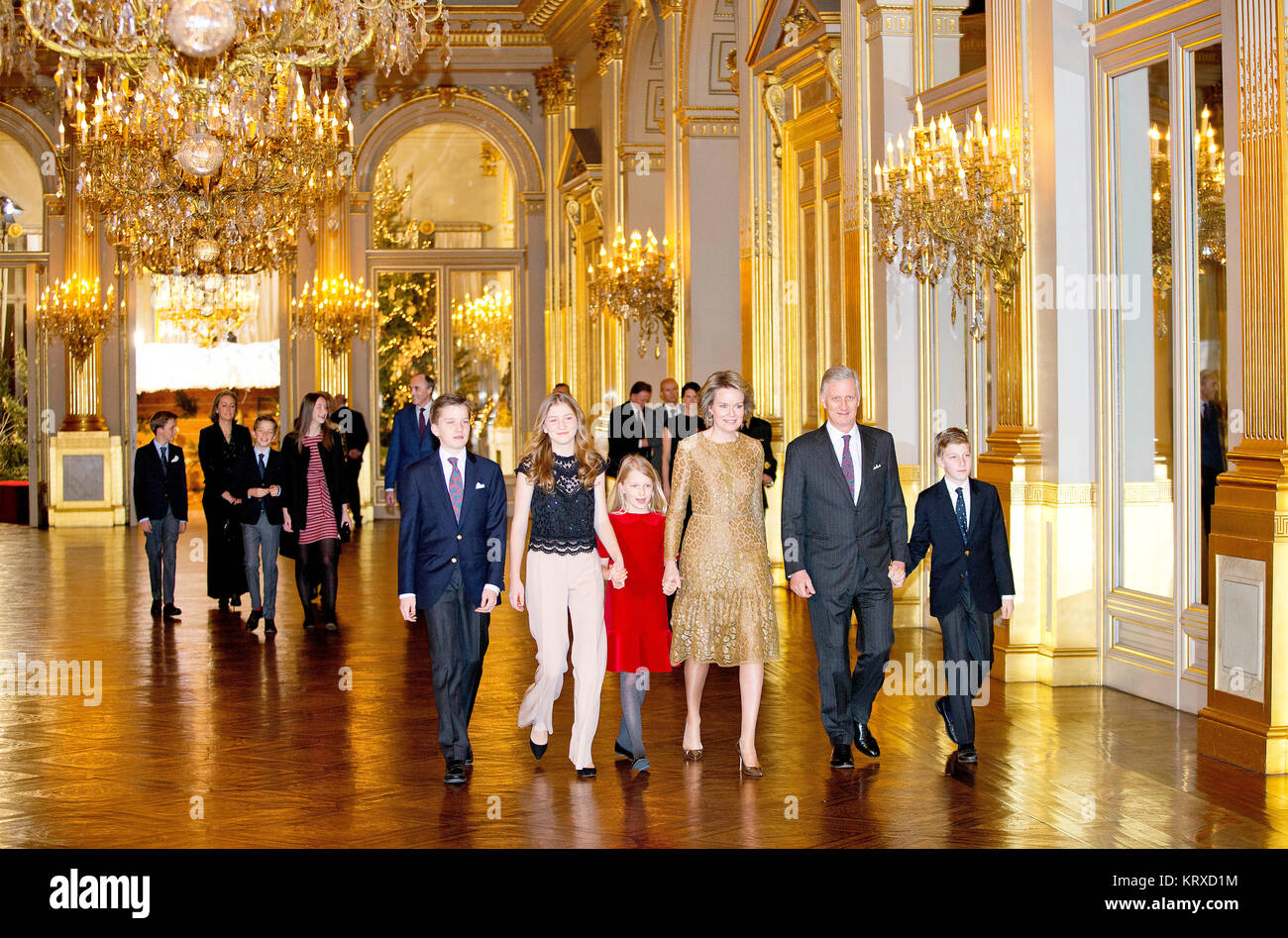 King Filip, Königin Mathilde, Prinzessin Elisabeth, Prinz Gabriel, Prinz Emmanuel und Prinzessin Eleonore Prinzessin Astrid Prinz Lorenz, -Princess Laetitia Maria, Prinzessin Claire, Prinz Nicolas und Prinz Aymeric von Belgien im Königlichen Palast in Brüssel, am 20. Dezember 2017, der zur Teilnahme an der jährlichen Weihnachtskonzert Foto: Albert Nieboer/Niederlande/Point de Vue, - KEINE LEITUNG SERVICE - Foto: Albert Nieboer/RoyalPress/dpa Stockfoto