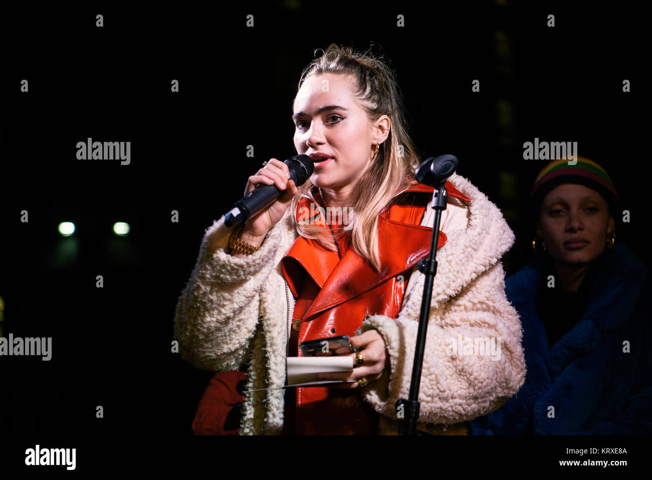 London, Großbritannien. 20 Dez, 2017. Model und Schauspieler Suki Waterhouse in einer Zeit der Armut Protest in Whitehall. Die Demonstranten auf Whitehall wurden durch eine Reihe von Berühmtheiten, Aktivisten, Labour und Liberaldemokraten MPs für ein Ende der Frist, um die Armut zu nennen. Credit: tinite Fotografie/Alamy leben Nachrichten Stockfoto