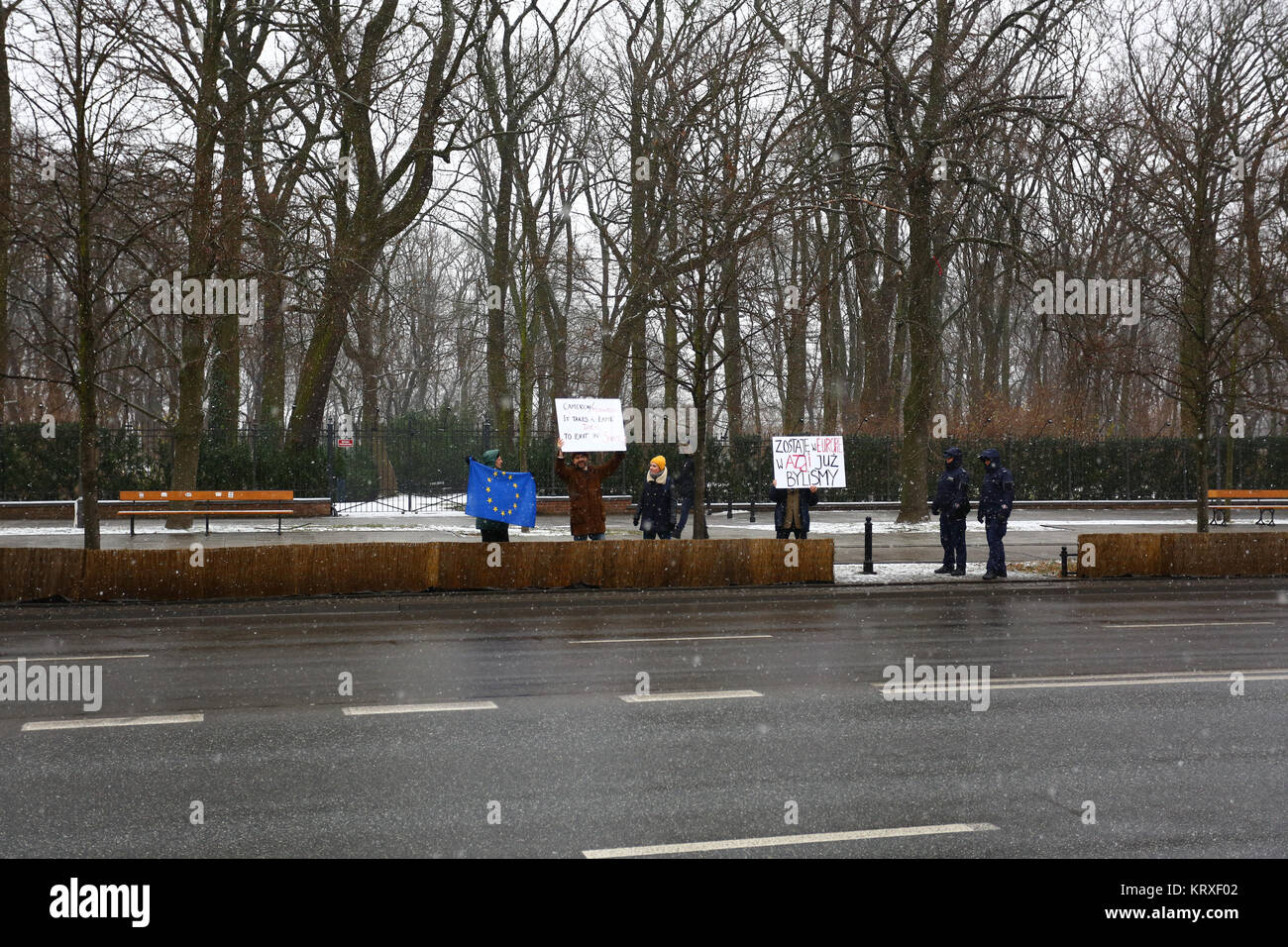 Warschau, Polen. 21 Dez, 2017. Polen, Warschau, Dezember 2017 21: Kleine Protest gegen Brexit bei PM Theresa's Mai Besuch in Polen. Credit: Jake Ratz/Alamy leben Nachrichten Stockfoto