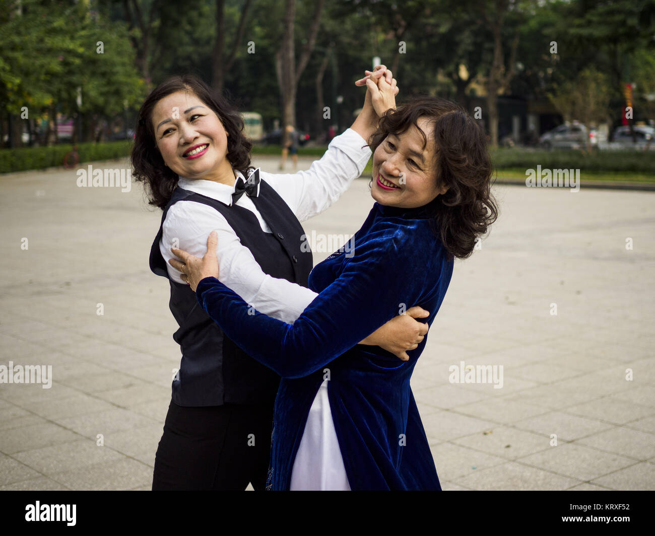 Hanoi, Hanoi, Vietnam. 21 Dez, 2017. Mitglieder einer Ballroom Dance Club Proben in Lenin Park auf Dien Bien Phu Street in Hanoi. Credit: Jack Kurtz/ZUMA Draht/Alamy leben Nachrichten Stockfoto