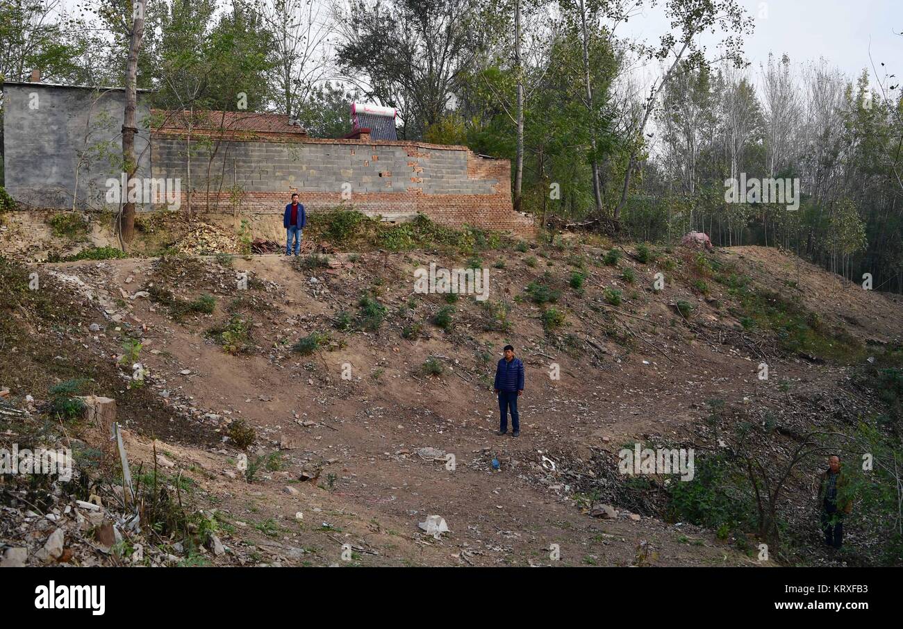 (171221) - ZHENGZHOU, Dez. 21, 2017 (Xinhua) - Foto an November 1, 2017 zeigt eine Hochwasserschutz durch lokale Dorfbewohner an Wanghei Dorf Taiqian Sunkou Gemeinde, die in der Grafschaft errichtet, die Zentrale China Provinz Henan. Ab Ende 2014, die Regierung der Provinz Henan organisiert ein Pilotprojekt Armutsbekämpfung Projekt 14 Dörfer entlang des Gelben Flusses von Aue Bereich zu neuen Siedlungen verlagern, während die Förderung umgesiedelt Dorfbewohner zu entwickeln, Landwirtschaft und Tourismus, ihr Einkommen zu erhöhen. Dieser August, wurde das Projekt offiziell genehmigt von Chinas nationale Entwickeln Stockfoto