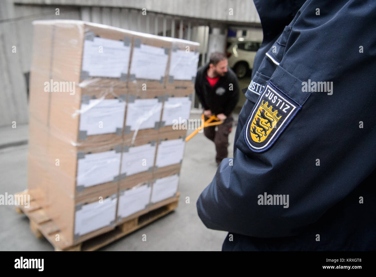 Stuttgart, Deutschland. 21 Dez, 2017. Eine Palette, die Datei Ordner ist vor dem Landgericht in Stuttgart, Deutschland, 21. Dezember 2017 entladen. Eine Gruppe von 310 Transport Unternehmen Anspruch auf eine Entschädigung von 180 Millionen Euro aus dem LKW-Hersteller Daimler mit einer Klage beim Landgericht Stuttgart eingereicht. Die Aussage von Forderungen umfasst rund 1800 Datei Ordner. Credit: Sina Schuldt/dpa/Alamy leben Nachrichten Stockfoto