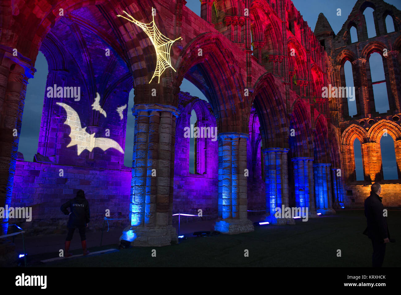 Oktober 24, 2017 - Whitby, North Yorkshire, Großbritannien - Whitby Abbey der Geburtsort von Bram Stoker Lit für Halloween. (Bild: © Charlotte Graham über ZUMA Draht) Stockfoto