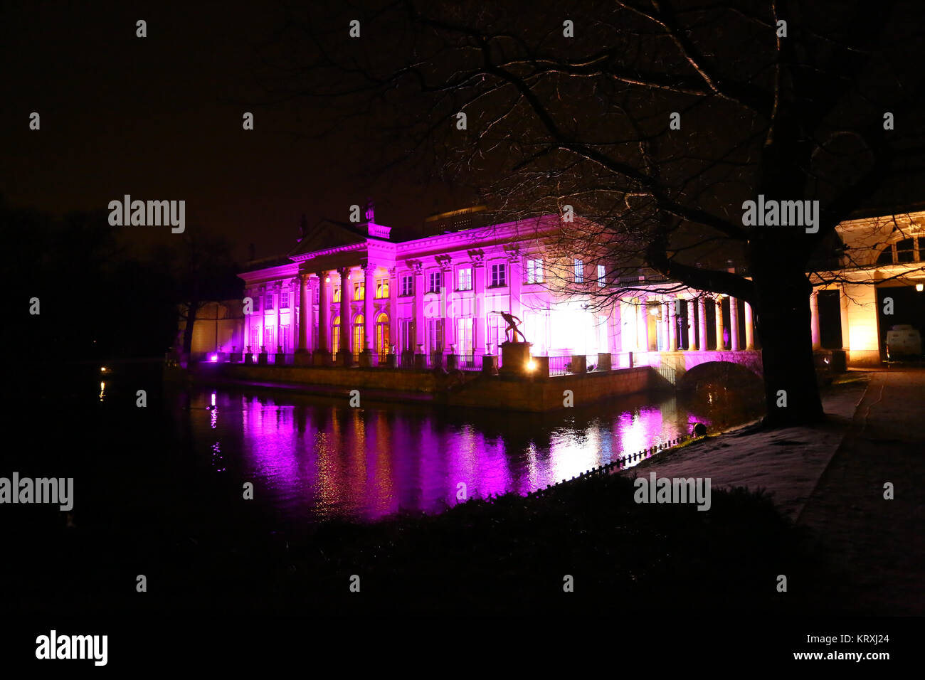 Polen, Warschau, Dezember 2017: Schnee schmelzen und regnerischen Wetter in Lazienki Park 21. Lazienki Palast ist mit rosa Beleuchtung abgedeckt. © Madeleine Ratz/Alamy leben Nachrichten Stockfoto