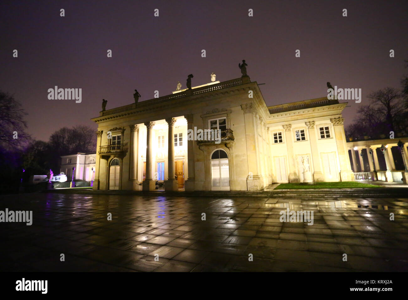 Polen, Warschau, Dezember 2017: Schnee schmelzen und regnerischen Wetter in Lazienki Park 21. Lazienki Palast ist mit rosa Beleuchtung abgedeckt. © Madeleine Ratz/Alamy leben Nachrichten Stockfoto