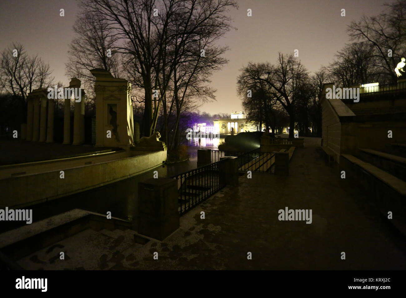 Polen, Warschau, Dezember 2017: Schnee schmelzen und regnerischen Wetter in Lazienki Park 21. Lazienki Palast ist mit rosa Beleuchtung abgedeckt. © Madeleine Ratz/Alamy leben Nachrichten Stockfoto