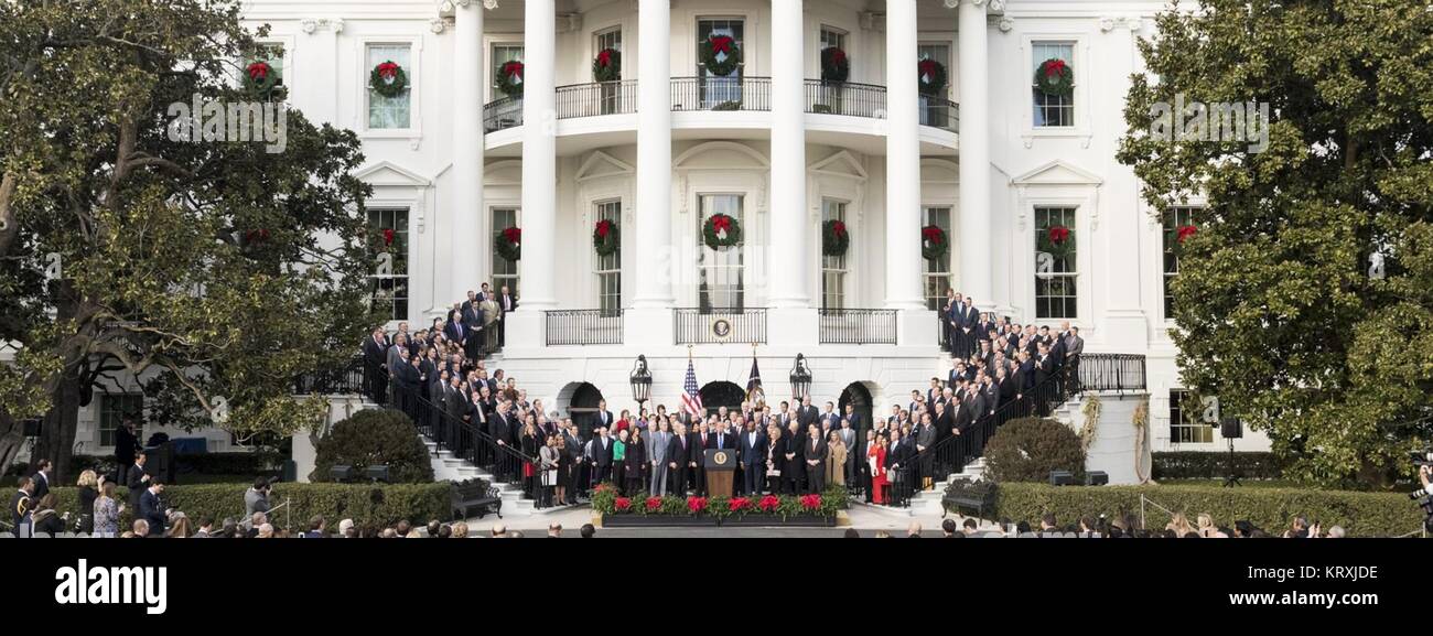 Washington, Vereinigte Staaten von Amerika. 21 Dez, 2017. Us-Präsident Donald Trump feiert die Passage der Steuersenkungen Handeln mit Vice President Mike Pence und republikanischen Kongressabgeordneten auf der South Lawn des Weißen Hauses Dezember 21, 2017 in Washington, DC. Credit: Planetpix/Alamy leben Nachrichten Stockfoto