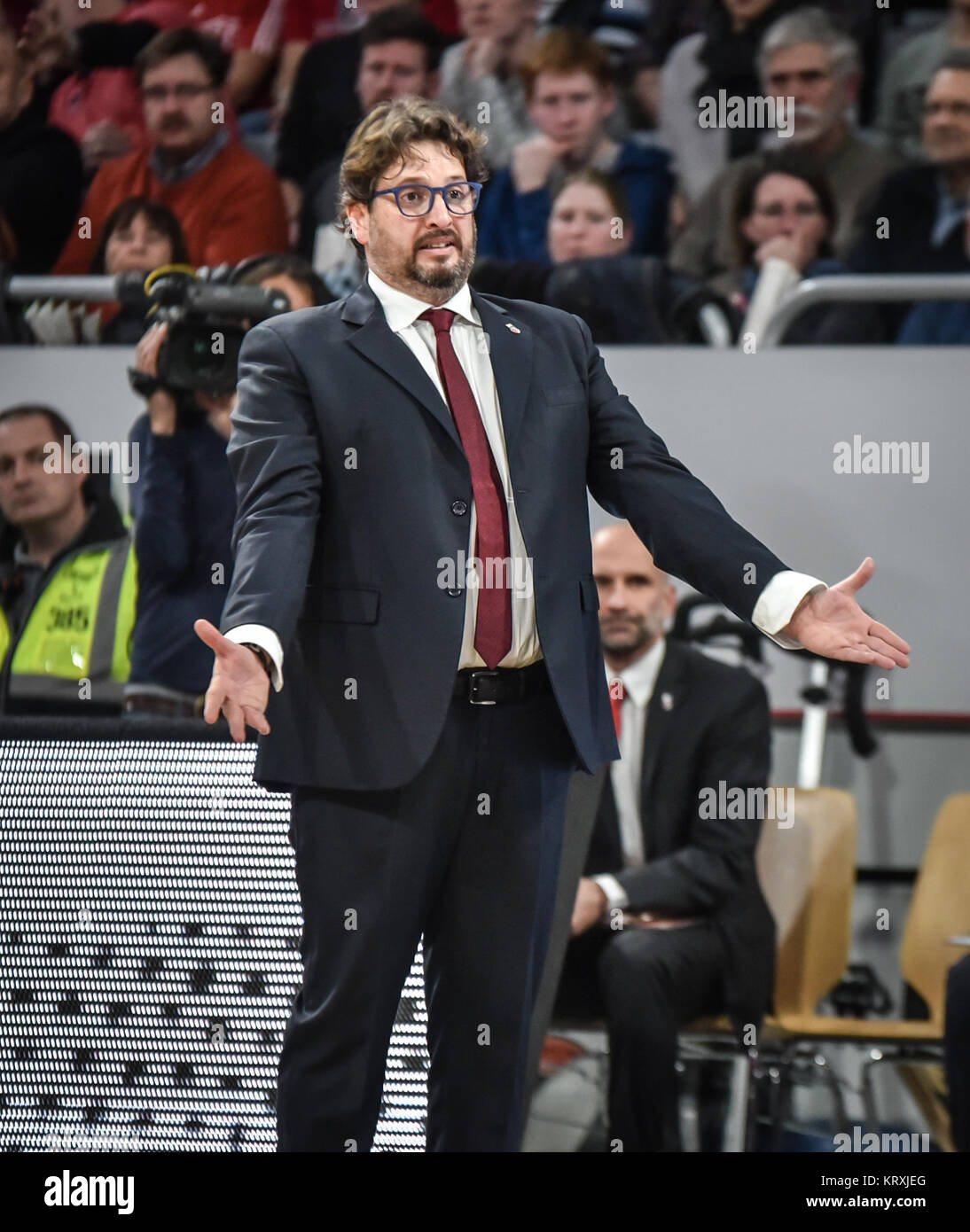 Bamberg, Deutschland. 21 Dez, 2017. Basketball - Euroleague - Brose Bamberg vs Real Madrid - Bild: Andrea Trinchieri (Brose Bamberg, Haupttrainer) Credit: Ryan Evans/Alamy leben Nachrichten Stockfoto