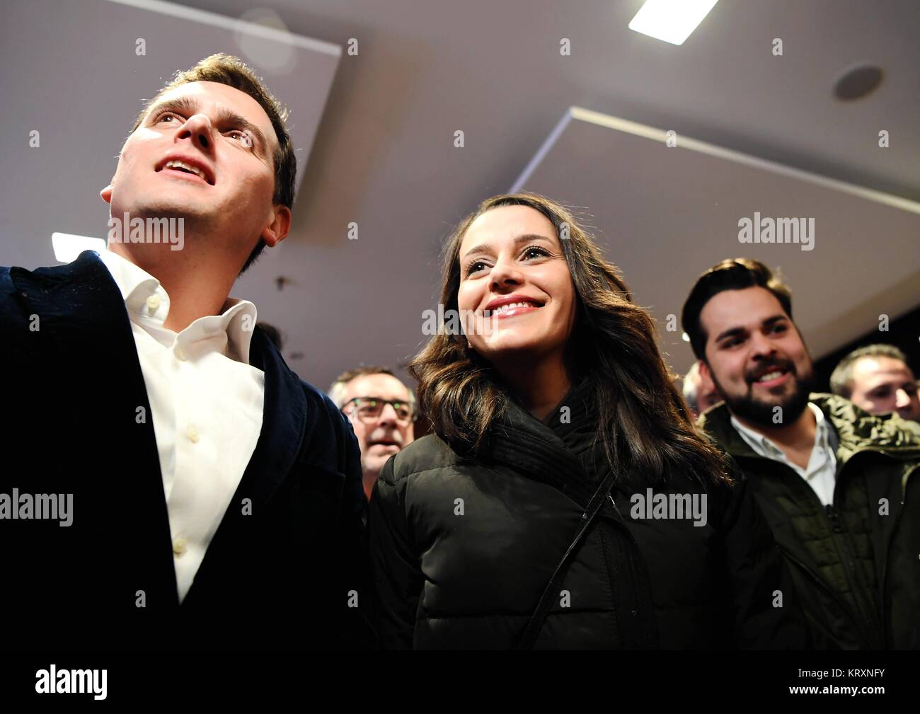 Barcelona, Spanien. 21 Dez, 2017. Kandidat für die Bürgerinnen und Bürger Partei Ines Arrimadas (R W) und Präsident von Bürgerinnen und Bürger Partei Albert Rivera (L) die Medien treffen nach dem Ergebnis der Wahlen kam in Barcelona, Spanien, Dez. 21, 2017. Die pro-Einheit der Katalanischen Partei die Bürgerinnen und Bürger (Cs) gewann den meisten Stimmen mit 25 Prozent im Snap Landtagswahl am Donnerstag, mit 99,5 Prozent der Stimmen ausgezählt. Quelle: Guo Qiuda/Xinhua/Alamy leben Nachrichten Stockfoto