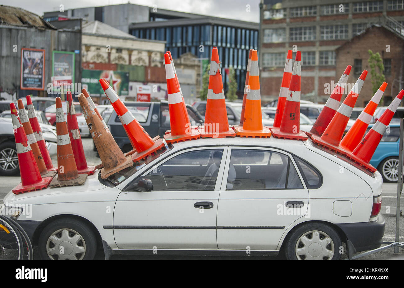 Christchurch, Canterbury, Neuseeland. 22 Dez, 2017. Ein Auto im Central Business District geparkt ist aus unbekannten Gründen mit Orange Road Kegel abgedeckt. Credit: PJ Heller/ZUMA Draht/Alamy leben Nachrichten Stockfoto