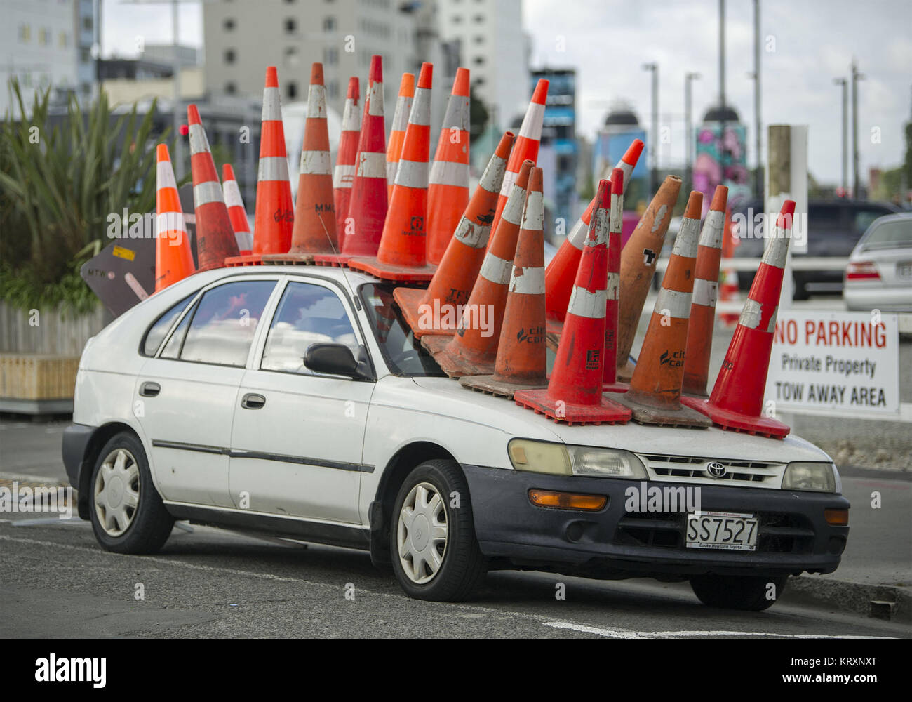 Christchurch, Canterbury, Neuseeland. 22 Dez, 2017. Ein Auto im Central Business District geparkt ist aus unbekannten Gründen mit Orange Road Kegel abgedeckt. Credit: PJ Heller/ZUMA Draht/Alamy leben Nachrichten Stockfoto