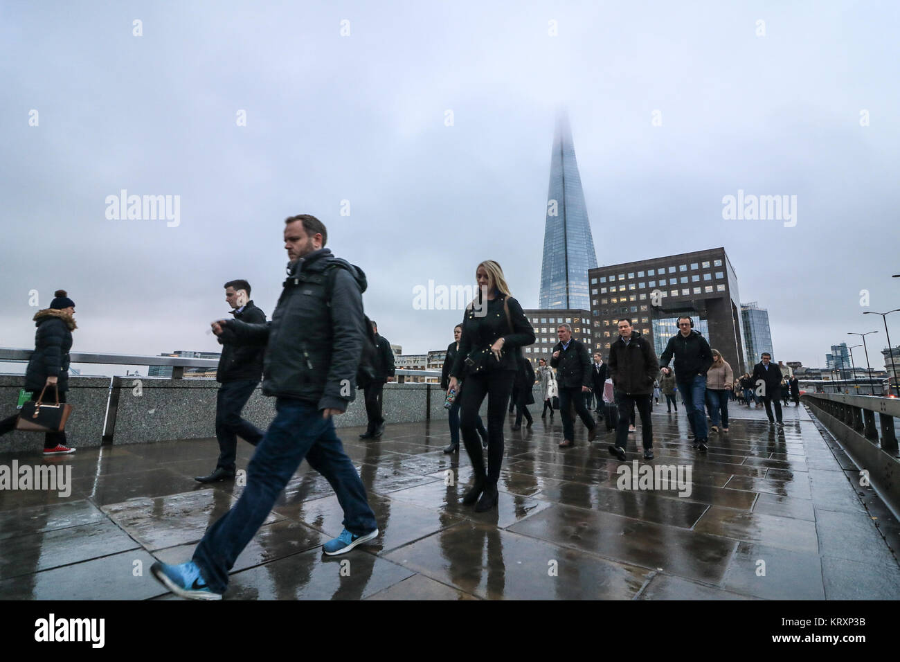 London, Großbritannien. 22 Dez, 2017. Morgen Pendler auf die London Bridge zu gehen in der City von London an einem bewölkten Tag, wie die meisten Leute arbeiten, haben bereits für ihre Weihnachten Urlaub Kredit Links: Amer ghazzal/Alamy leben Nachrichten Stockfoto