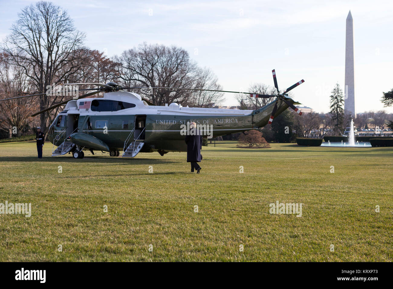 Präsidenten der Vereinigten Staaten Donald J. Trumpf Spaziergänge über die South Rasen des Weißen Hauses als er Boards Marine One auf seinem Weg mit Verwundeten service Mitglieder am Walter Reed Lazarett, in Washington, DC am 21. Dezember 2017 zu erfüllen. Credit: Alex Edelman/CNP Foto: Alex Edelman/konsolidierte News Fotos/Alex Edelman-CNP Stockfoto