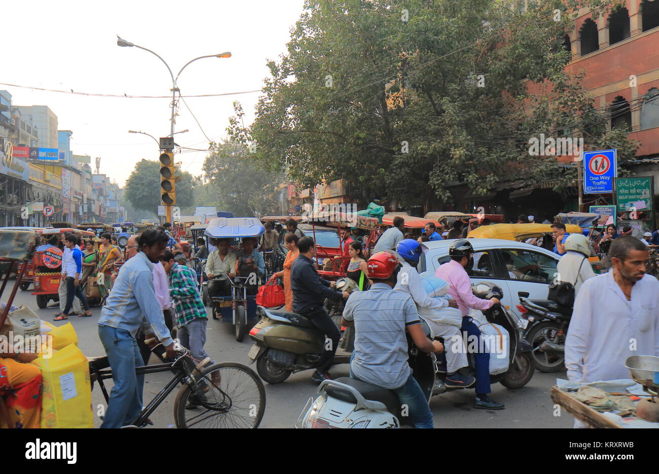 Schwere Stau in der Innenstadt von Alt Delhi in Indien. Stockfoto