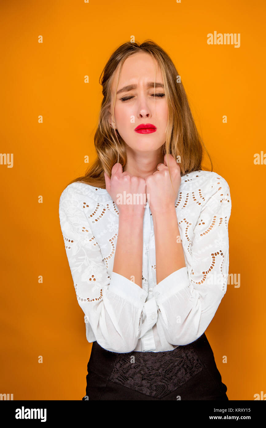 Die Ernsten Frustrierte Junge Schöne Geschäftsfrau Auf Orange Hintergrund Stockfotografie Alamy 