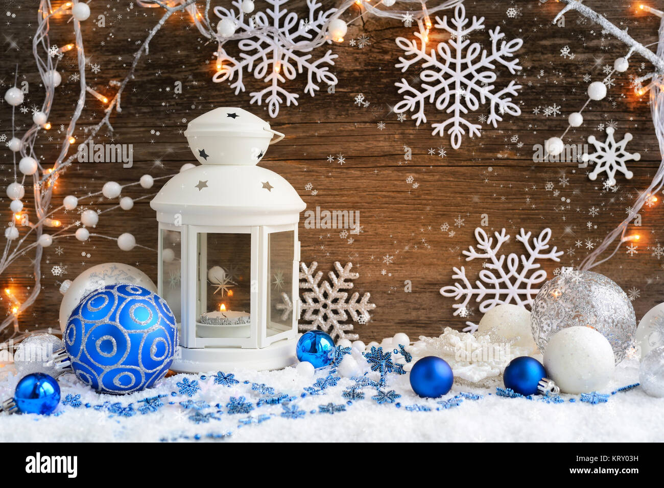 Weihnachten Komposition Mit Laterne Und Weihnachtslichter Auf Holz Hintergrund Stockfotografie Alamy