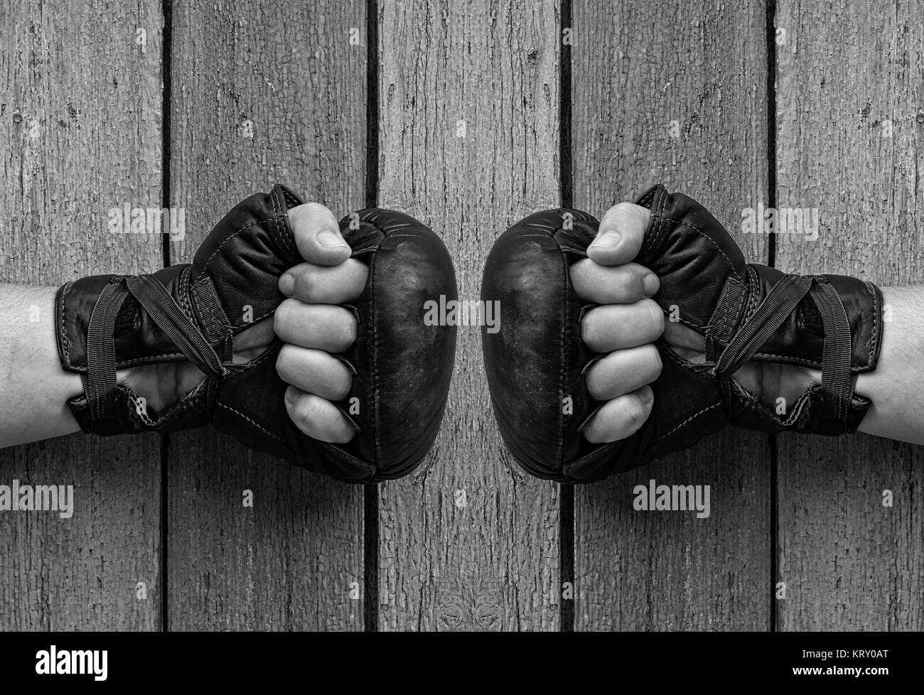 Männer Hände in schwarz Leder Handschuhe für Thai Boxing Stockfoto
