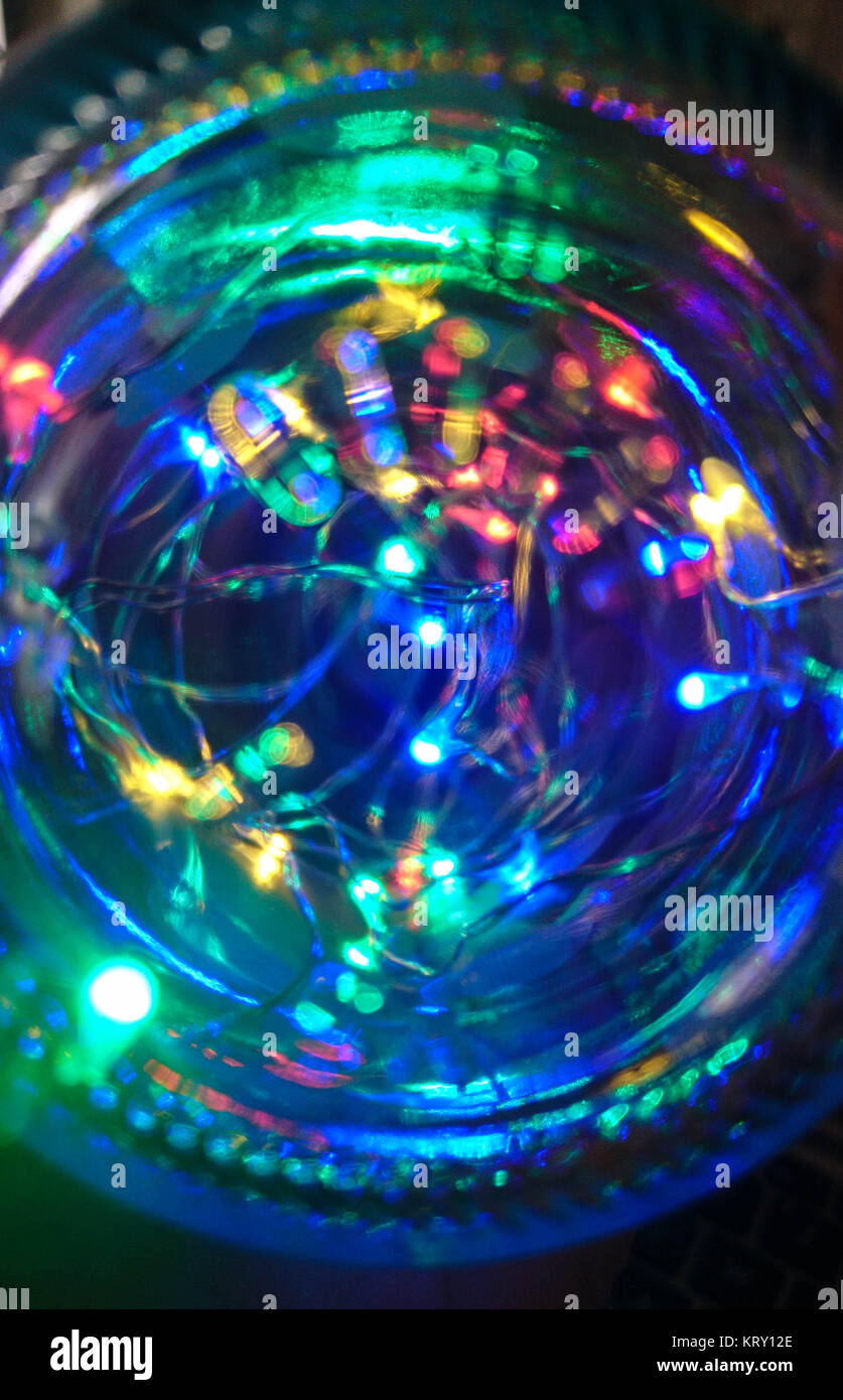Bunte Lichter in einem Glas Stockfoto