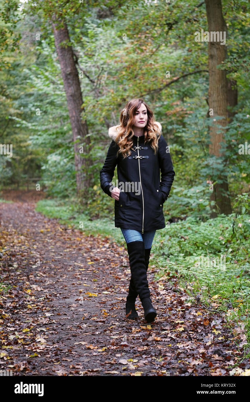 Junge Frau auf einem einsamen Wald zu Fuß Stockfoto