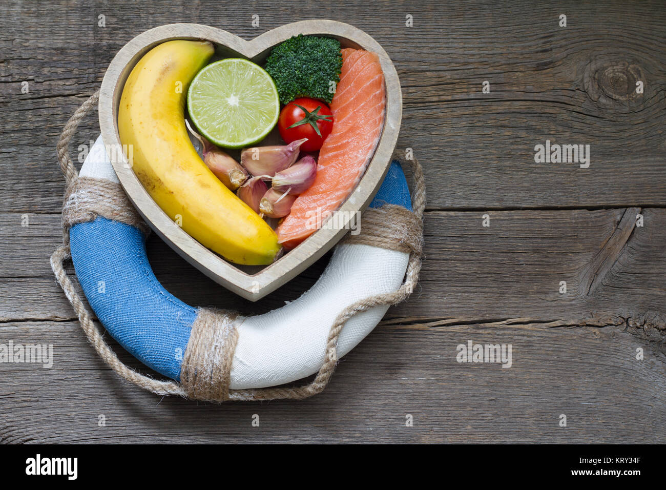 Hilfe zu Herzen abstrakt Gesundheit Ernährung Lebensmittel Konzept mit Rettungsring Stockfoto