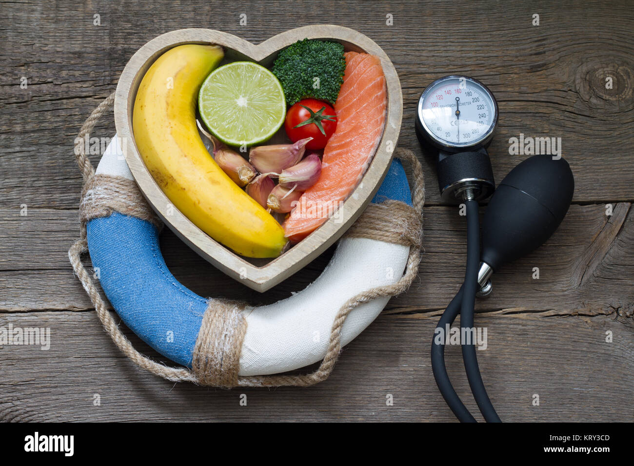 Hilfe zu Herzen abstrakt Gesundheit Ernährung Lebensmittel Konzept mit Rettungsring Stockfoto