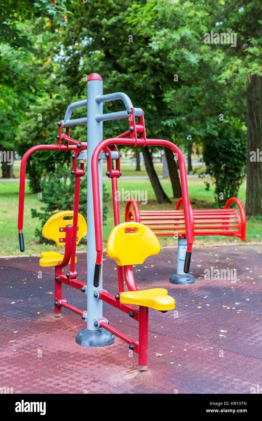 Bunte Trainingsgerät im Park. Sport und gesunde Lebensweise Konzept Stockfoto