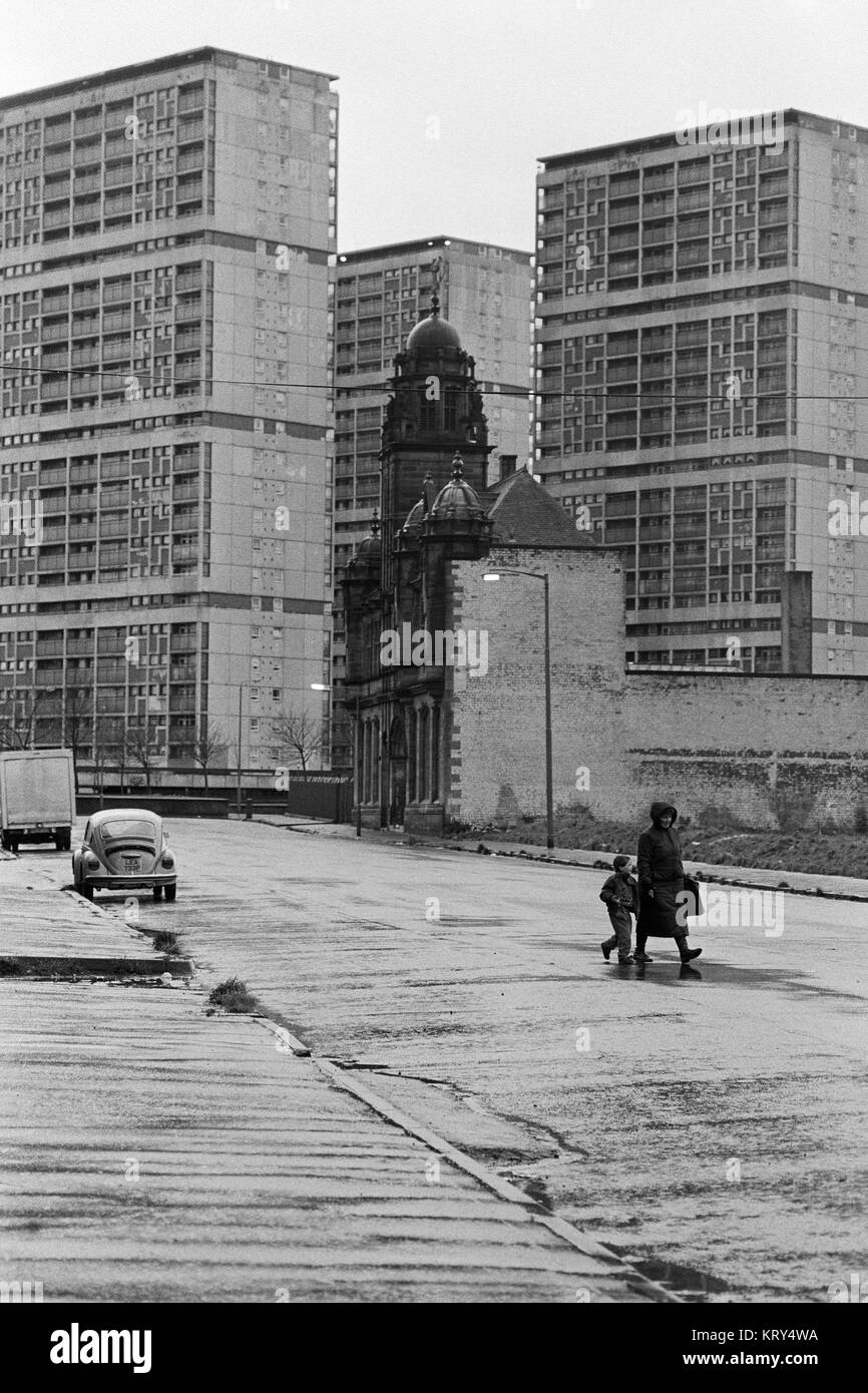 Hutchesontown Bezirk Bibliothek in McNeil Street Glasgow vor Wohnkomplexe, entworfen von Sir Basil Spence Stockfoto